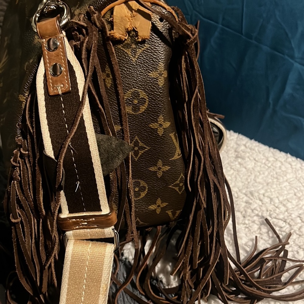 30 Louis Vuitton speedy bag with custom lady eyes and lips - Picture 6 of 9